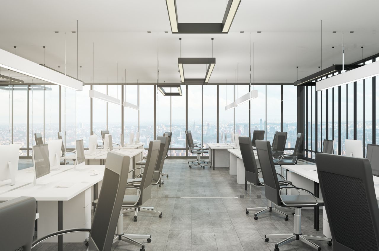 Wynajem biura serwisowanego vs tradycyjne biuro – co lepiej dla startupu?