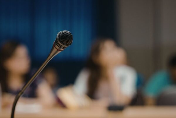 Organizacja panelu dyskusyjnego lub debaty