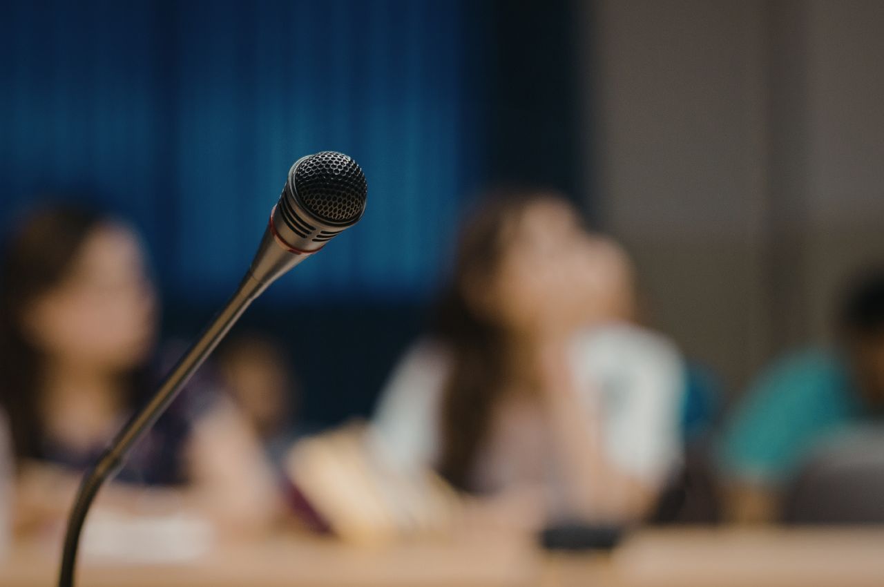 Organizacja panelu dyskusyjnego lub debaty – jak przygotować przestrzeń wynajmowaną?